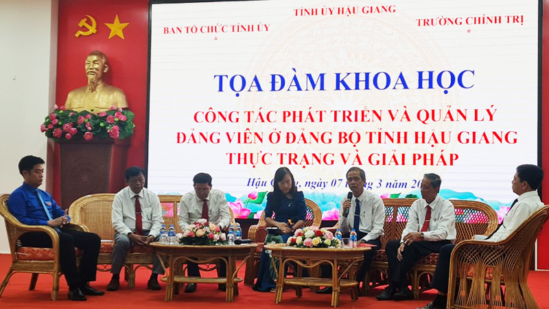 Các diễn giả trao đổi, đề xuất giải pháp nâng cao hiệu quả công tác phát triển và quản lý đảng viên.