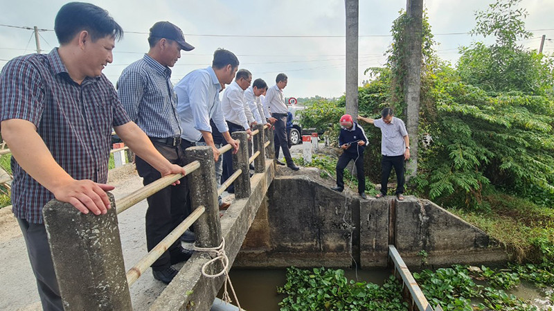 Ông Trương Cảnh Tuyên, Phó Chủ tịch thường trực Ủy ban nhân dân tỉnh Hậu Giang (bìa phải) kiểm tra nồng độ mặn tại cống Hóc Pó, xã Lương Nghĩa