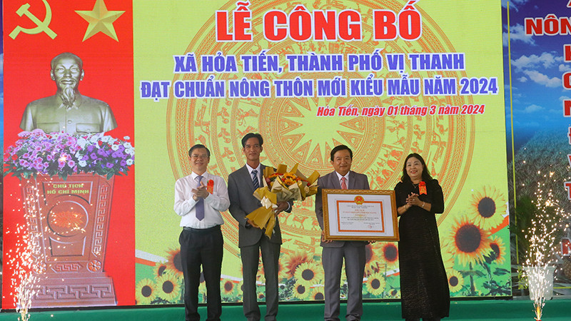 Lãnh đạo tỉnh Hậu Giang trao chứng nhận xã đạt chuẩn nông thôn mới kiểu mẫu cho xã Hỏa Tiến. 