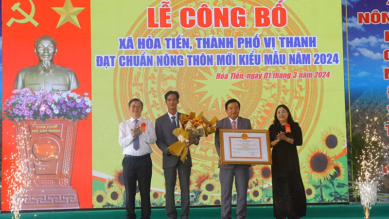 Lãnh đạo tỉnh Hậu Giang trao chứng nhận xã đạt chuẩn nông thôn mới kiểu mẫu cho xã Hỏa Tiến. 