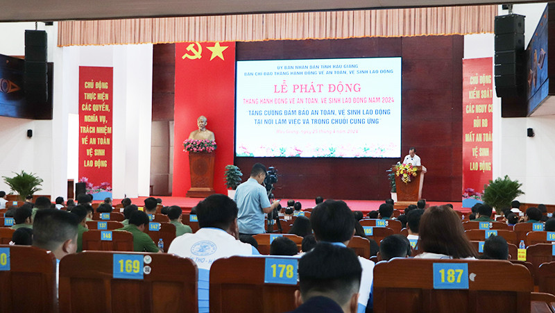 Quang cảnh lễ phát động.