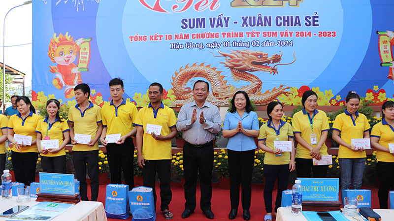 Trao 200 suất quà Tết cho công nhân, người lao động có hoàn cảnh khó khăn.