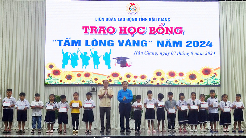 Tặng học bổng cho các cháu ở thành phố Vị Thanh.