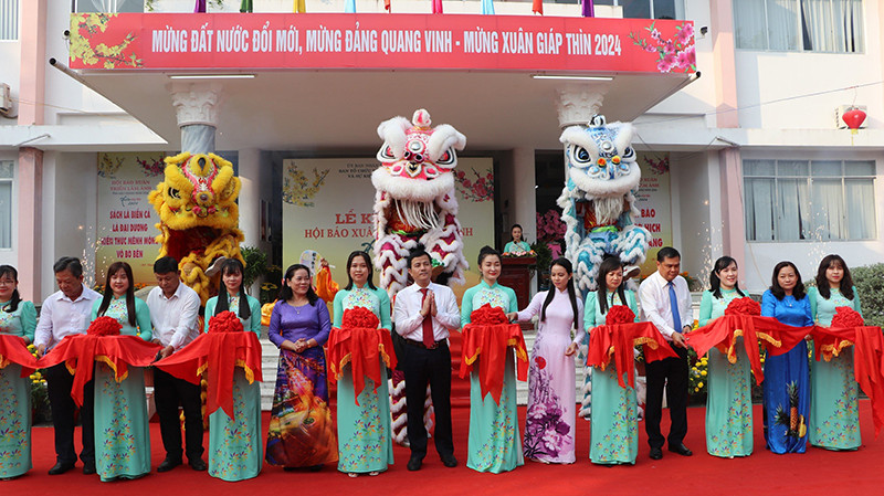 Cắt băng khai mạc Hội báo.