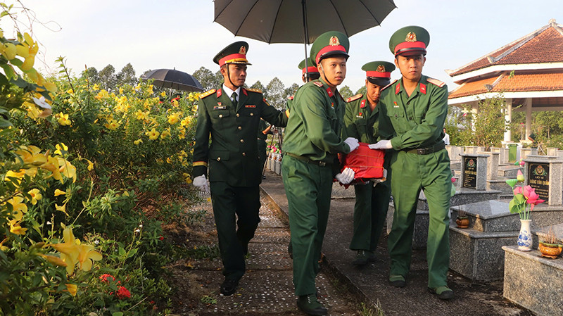 Đưa hài cốt các liệt sĩ về Nghĩa trang liệt sĩ tỉnh Hậu Giang
