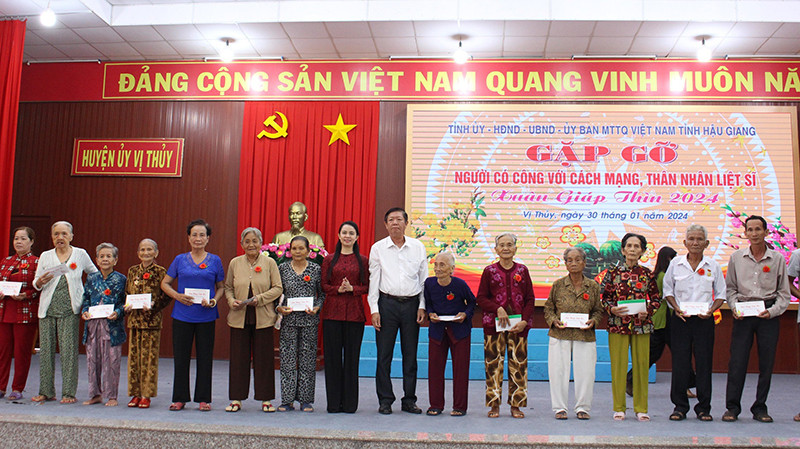 Tặng quà Tết cho gia đình chính sách ở huyện Vị Thủy, tỉnh Hậu Giang.
