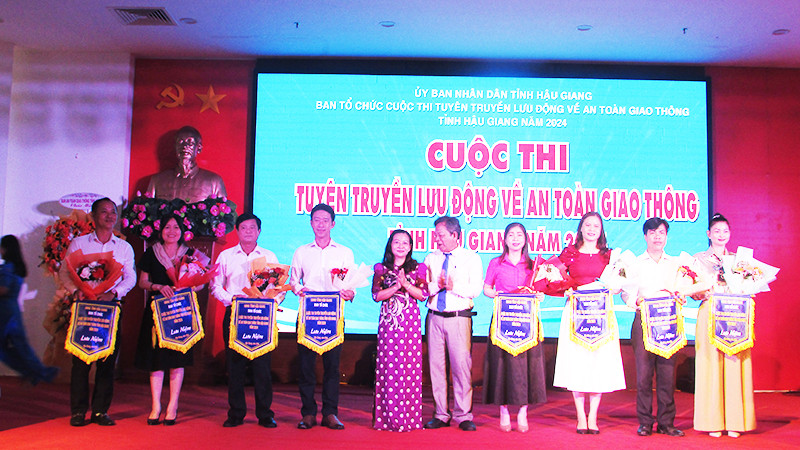 Tặng cờ lưu niệm và hoa cho các đội tham gia.