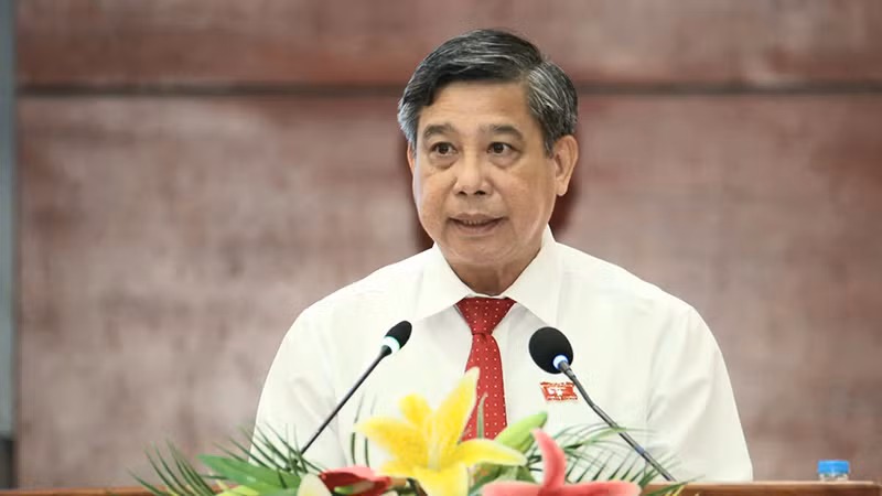 Chủ tịch Ủy ban nhân dân tỉnh Hậu Giang Đồng Văn Thanh báo cáo giải trình tại phiên chất vấn.