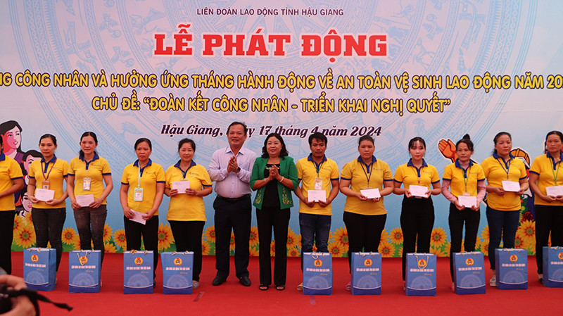 Tặng quà cho đoàn viên, công nhân, viên chức, người lao động có hoàn cảnh khó khăn.