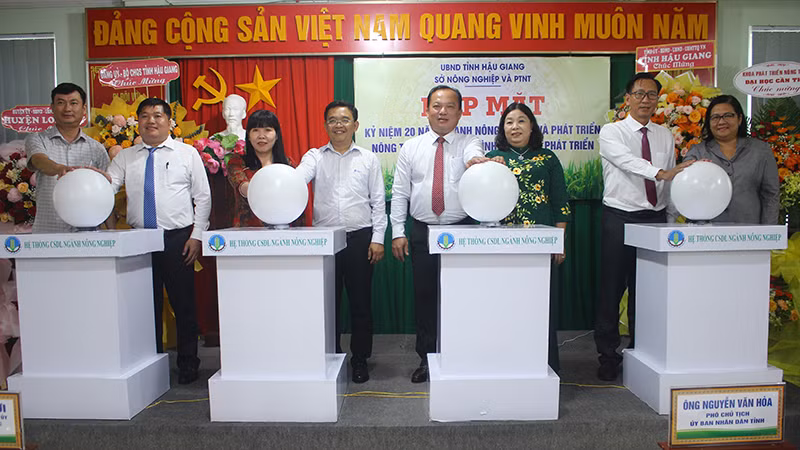 Lãnh đạo tỉnh và ngành nông nghiệp Hậu Giang thực hiện nghi thức ứng dụng phần mềm hỗ trợ chuyển đổi số của ngành nông nghiệp tỉnh.