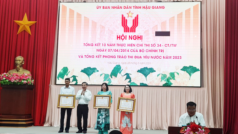 Lãnh đạo tỉnh trao Huân chương lao động hạng Nhất, Nhì của Chủ tịch nước tặng cho các cá nhân.