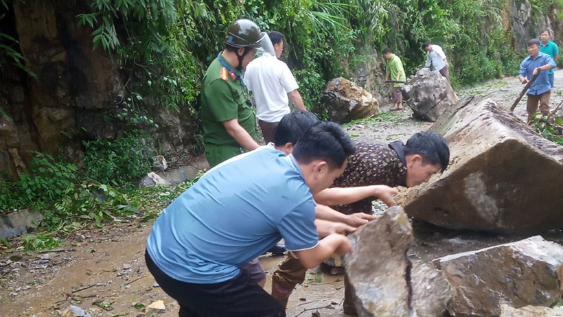 Lực lượng chức năng dọn dẹp đất, đá sạt lở trên tuyến đường nối từ xã Pà Cò đi xã Hang Kia, khu vực xóm Pà Cò Lớn, xã Pà Cò, Mai Châu. (Ảnh: Báo Hòa Bình) 