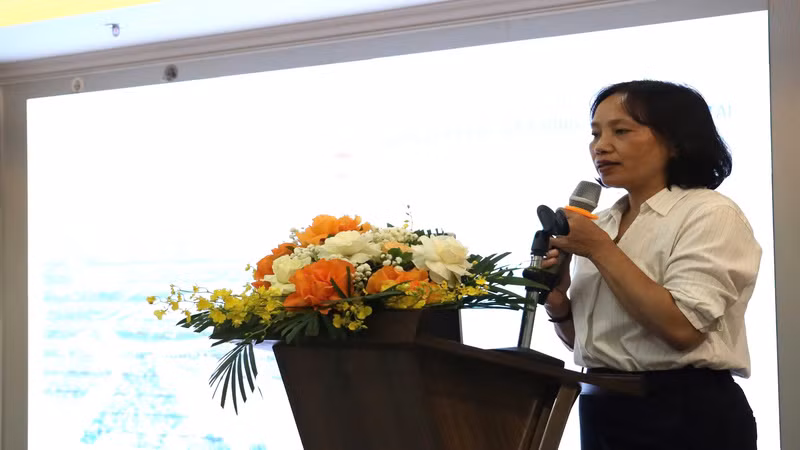 Bà Đặng Thị Hương, Phó phòng Phòng Ứng phó và Khắc phục hậu quả thiên tai,·Cục Quản lý đê điều và Phòng, chống thiên tai, phát biểu tại hội thảo.