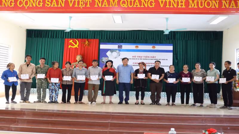 Người dân xã Tân Hương, huyện Yên Bình, tỉnh Yên Bái nhận tiền hỗ trợ