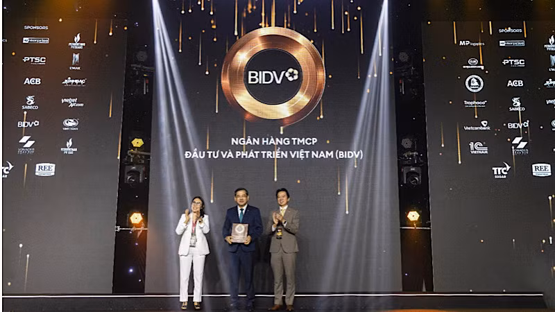 Ông Đặng Văn Tuyên, Ủy viên Hội đồng quản trị ngân hàng BIDV nhận chứng nhận Top 50 công ty niêm yết tốt nhất do Forbes Việt Nam bình chọn.