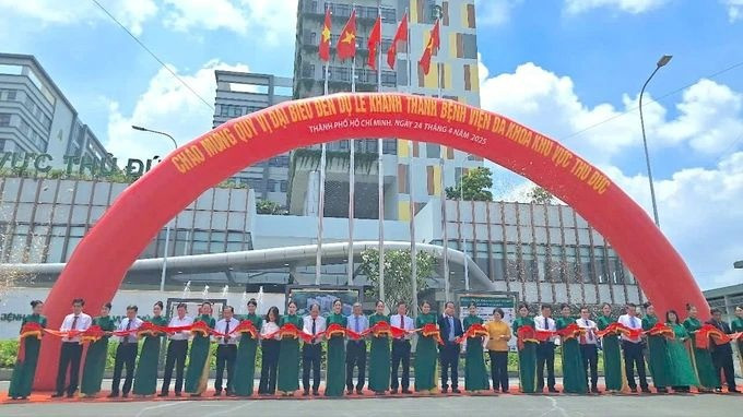 Các đại biểu cắt băng khánh thành bệnh viện. Ảnh: (QUANG HUY/SGGP)