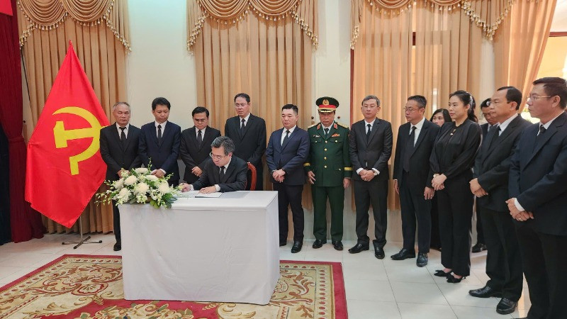 Đồng chí Nguyễn Thanh Nghị ghi sổ tang. 