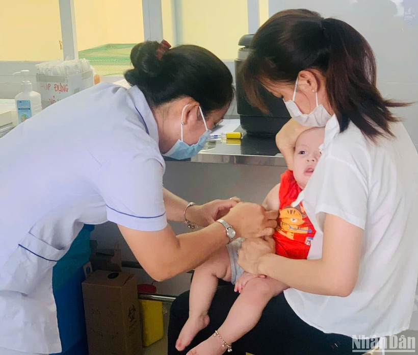 Tiêm chủng góp phần quan trọng trong việc kiểm soát dịch bệnh. (Ảnh: CHI MAI)