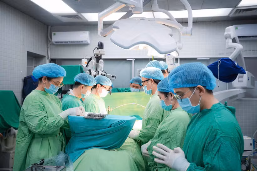 Các Bác sĩ làm thủ tục mặc niệm. 