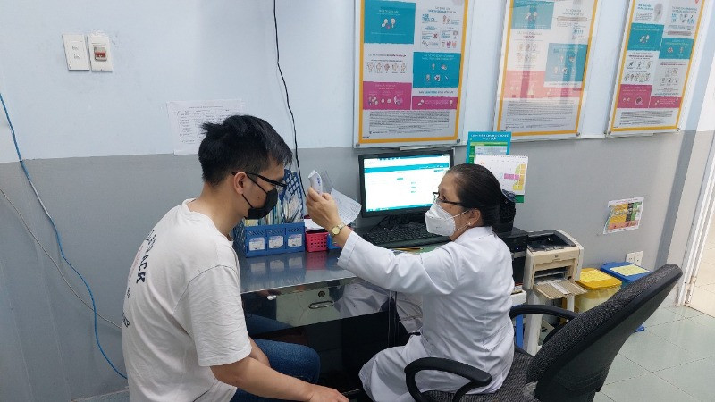 Bác sĩ khám sàng lọc trước tiêm. (Ảnh: Trung tâm Kiểm soát bệnh tật Thành phố Hồ Chí Minh)