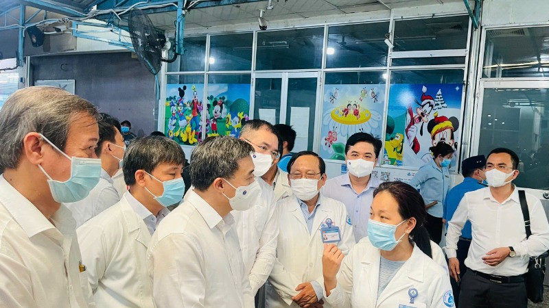 Giáo sư, Tiến sĩ Trần Văn Thuấn, Thứ trưởng Y tế kiểm tra công tác thu dung điều bệnh sởi tại Bệnh viện Nhi đồng 1. (Ảnh: CHI MAI)