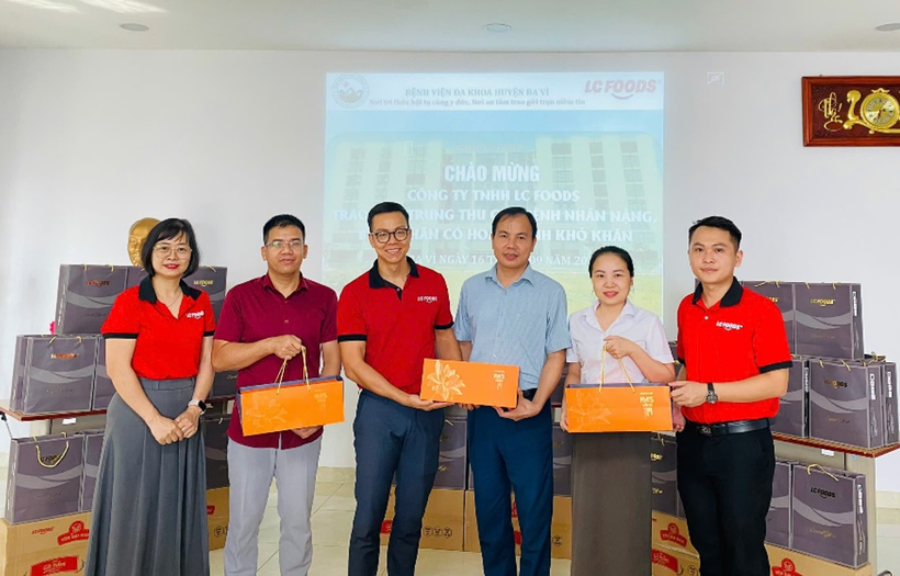 Đại diện công ty TNHH LC Foods trao quà Trung Thu cho bệnh nhân Bệnh viện Đa Khoa Ba Vì. 