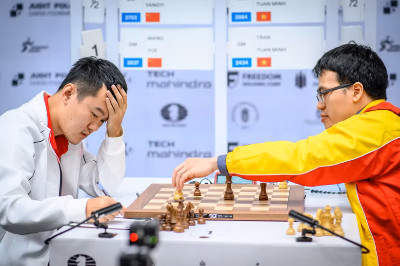 Lê Quang Liêm (phải) có được chiến thắng ấn tượng trước nhà đương kim vô địch cờ vua thế giới. (Ảnh: FIDE)