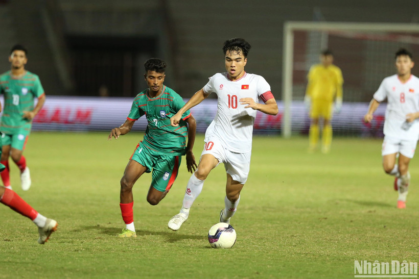 Đội trưởng Công Phương tự tin dắt bóng trước U20 Bangladesh. (Ảnh: SƠN TÙNG)
