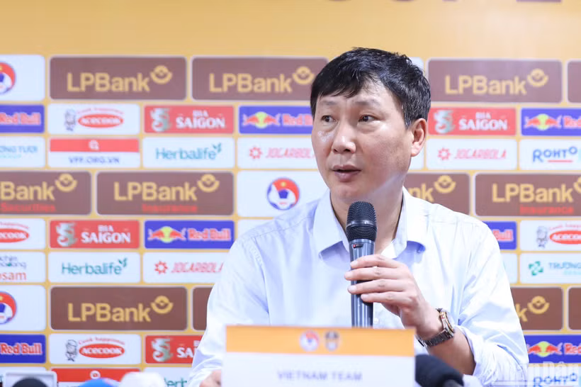 Huấn luyện viên Kim Sang Sik tại buổi họp báo sau trận đấu tối 10/9. (Ảnh: MINH ĐẠT)