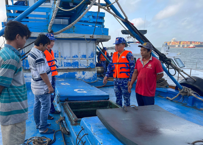 Kiểm tra tàu số hiệu TG94456TS chở dầu DO không rõ nguồn gốc.