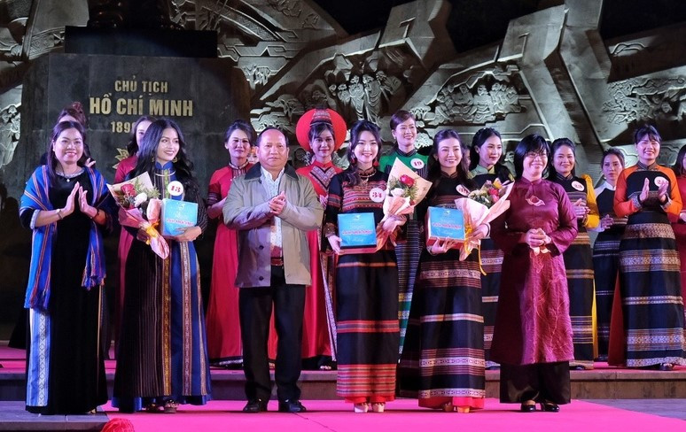 Lãnh đạo tỉnh tặng hoa cho thí sinh đoạt các danh hiệu trong phần trình diễn áo dài.
