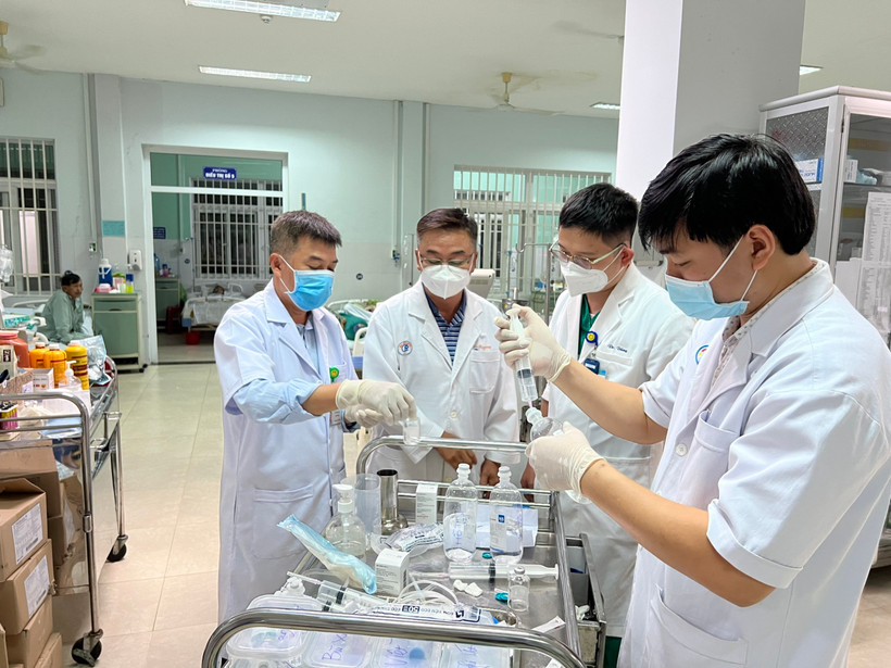 TS.BS Lê Quốc Hùng - trưởng khoa bệnh nhiệt đới và bác sĩ CKII Trần Thanh Linh, Trưởng khoa hồi sức cấp cứu có mặt tại Quảng Nam cấp cứu cho các bệnh nhân bị ngộ độc Botulinum. (Ảnh bệnh viện cung cấp)