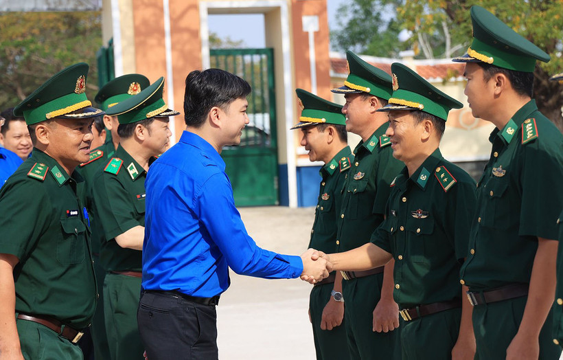 Bí thư Trung ương Đoàn, Chủ tịch Trung ương Hội Sinh viên Việt Nam Nguyễn Minh Triết thăm cán bộ, chiến sĩ Biên phòng đứng chân tuyến biên giới Giang Thành, tỉnh Kiên Giang. 