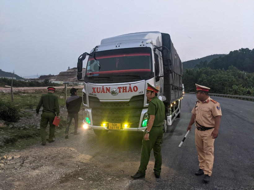 Lực lượng chức năng kiểm tra xe tải chở 800kg mỹ phẩm không rõ nguồn gốc. (Ảnh: Công an cung cấp)