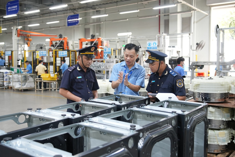 Công chức Cục Hải quan Đồng Nai kiểm tra hàng hóa xuất nhập khẩu. (Ảnh: Đỗ Phòng)