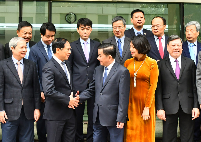 Đồng chí Trần Cẩm Tú với các Trưởng Cơ quan đại diện Việt Nam ở nước ngoài tại buổi gặp mặt.