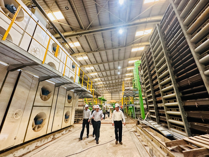 Lãnh đạo tỉnh Quảng Ngãi cùng các sở ban ngành, đơn vị liên quan đã kiểm tra thực tế các phân xưởng của Nhà máy Bột – Giấy VNT 19.