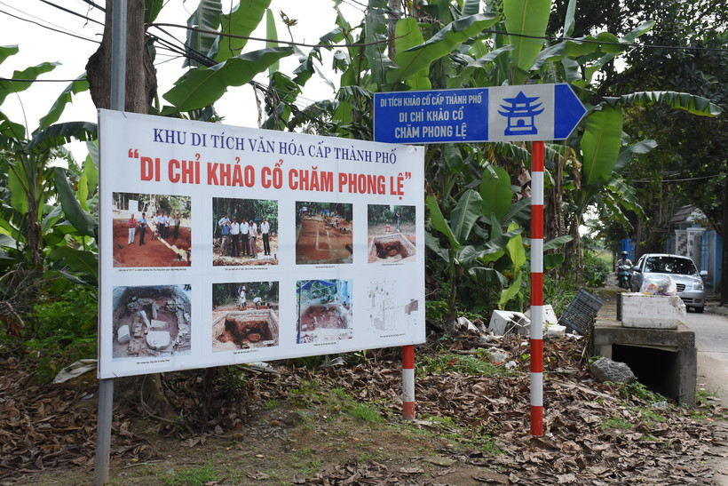 Mốc cảnh giới cắm tại Di chỉ khảo cổ Chăm Phong Lệ sau hơn 10 năm khai quật.