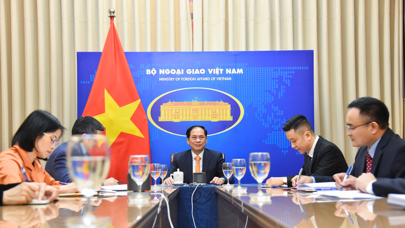 Bộ trưởng Ngoại giao Bùi Thanh Sơn điện đàm với Ủy viên Quốc vụ, Bộ trưởng Ngoại giao Trung Quốc Tần Cương. (Nguồn: Báo Thế giới và Việt Nam)