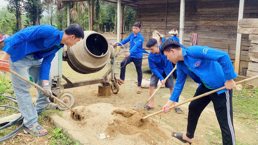 Đoàn viên, thanh niên tích cực tham gia xây dựng nông thôn mới qua các hoạt động xóa nhà tạm, nhà dột nát.