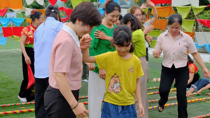 Thiếu nhi và phụ huynh vui chơi trong khu vực lều diều của chương trình.