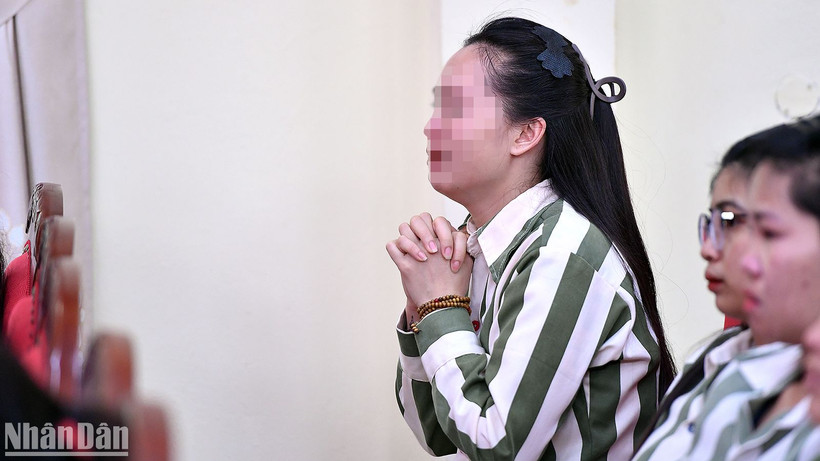 T.T.Y, nữ phạm nhân òa khóc khi nhìn thấy hình ảnh của bố mẹ trên màn hình lớn tại hội trường trại giam Quyết Tiến. 