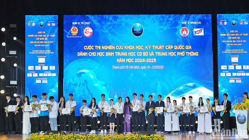 Đại diện các đội tuyển nhận giải nhất tại lễ trao giải Cuộc thi.