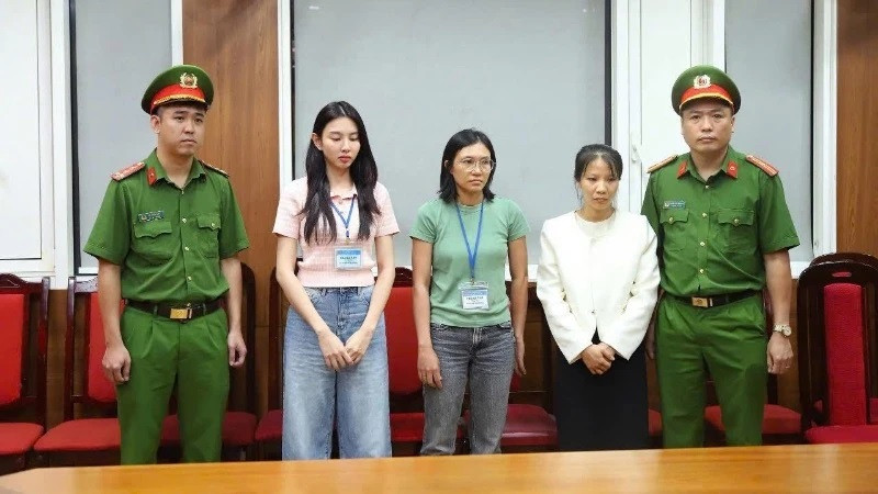 Nguyễn Thúc Thùy Tiên (thứ 2 từ trái qua) và các bị can tại cơ quan chức năng.