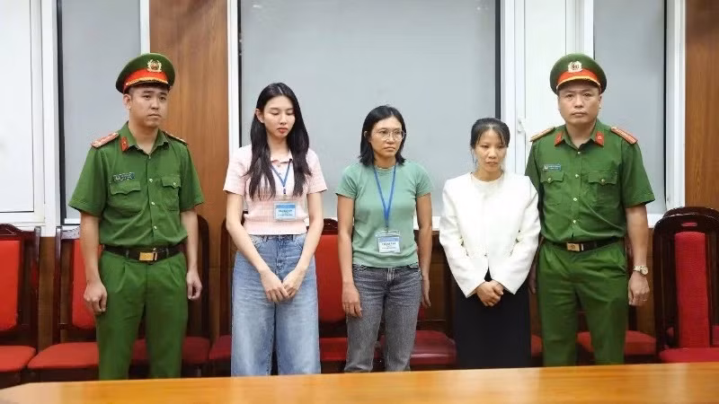 Nguyễn Thúc Thùy Tiên (thứ 2 từ trái qua) và các bị can tại cơ quan chức năng.