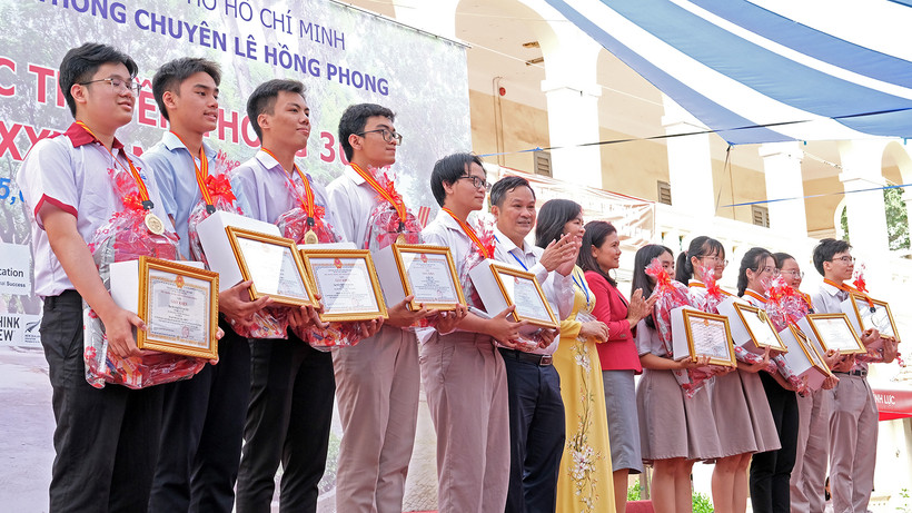 Đại diện Ban tổ chức Kỳ thi trao Bằng khen tặng các cá nhân xuất sắc.