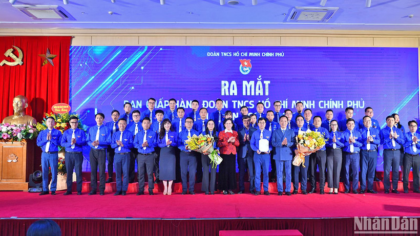 Đại diện lãnh đạo Đảng ủy Chính phủ, Trung ương Đoàn tặng hoa chúc mừng Ban Chấp hành Đoàn Thanh niên Chính phủ nhiệm kỳ 2025-2030 tại buổi lễ.
