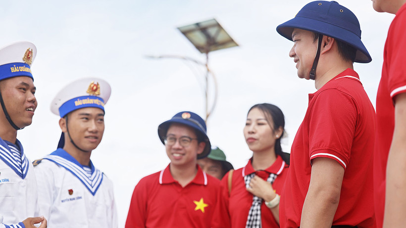 Các thành viên Đoàn công tác "Tuổi trẻ vì biển, đảo quê hương" năm 2025 thăm hỏi, trò chuyện với chiến sĩ huyện đảo Trường Sa (tỉnh Khánh Hòa).