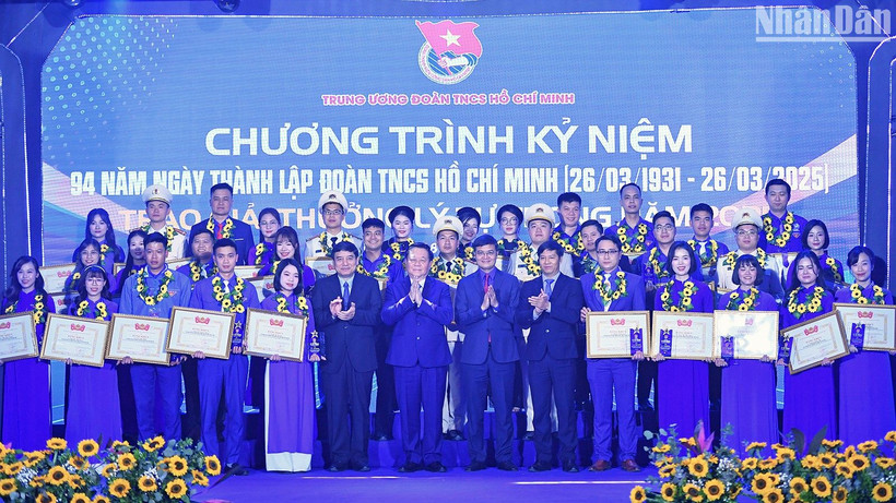 Đồng chí Nguyễn Trọng Nghĩa (thứ 7 từ trái sang) cùng đại diện các bộ, ban, ngành, đoàn thể trao Giải thưởng Lý Tự Trọng năm 2025 tặng các cá nhân tiêu biểu.