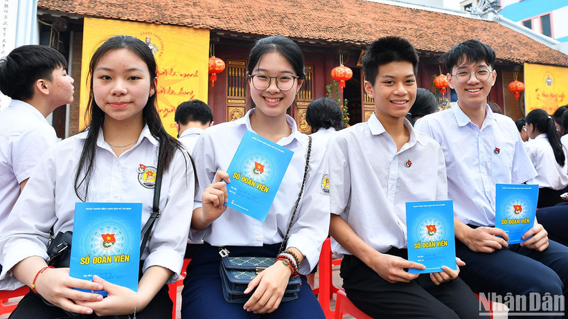 Niềm hân hoan của những đoàn viên được kết nạp trong khuôn khổ chương trình "Ngày đoàn viên" năm 2025.